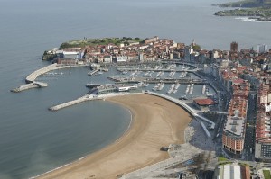 Gijón con Cimadevilla al fondo