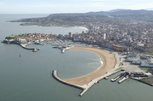 Gijón con la playa de Poniente en Primer término